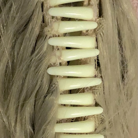 NEW! Fashion Claw Clip-In Long Curly Synthetic Pony Tail-  Light Blonde. - Picture 3 of 7